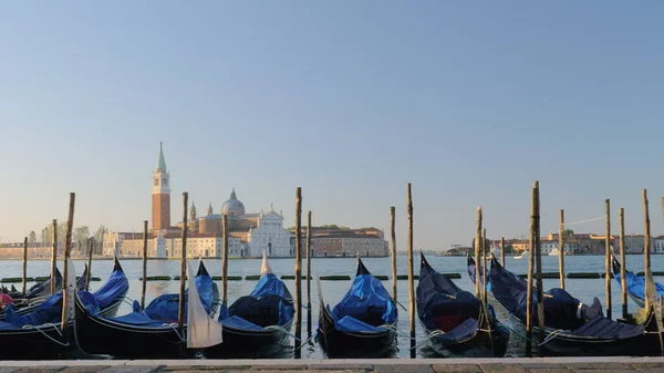 Många gondolbåtar i Venedig Italien — Stockfoto