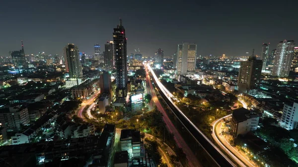 大都市の夜間のタイムラプスショット,ライトアップ超高層ビル,交通,交差点,バンコク,タイ — ストック写真