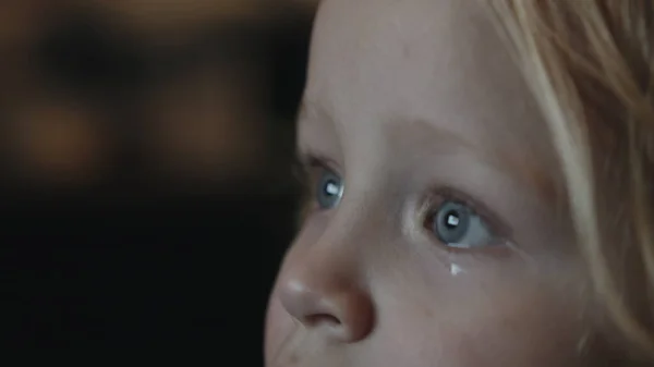 Niña mirando la pantalla de TV siendo atraída por algo curioso — Foto de Stock