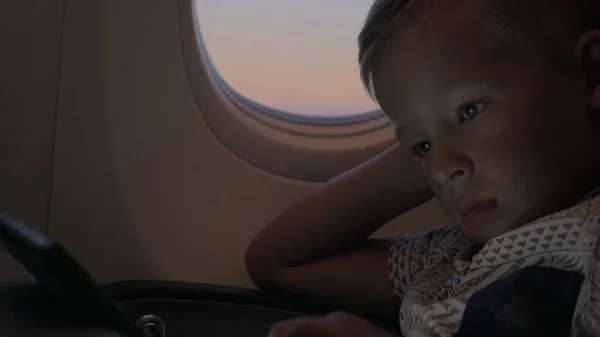 Niño usando tableta PC en avión — Foto de Stock