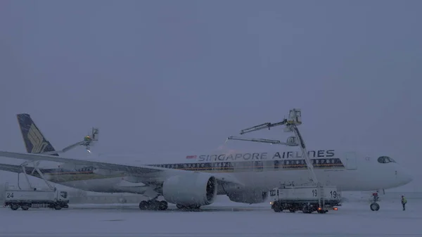 Samolot Singapore Airlines odladzany przed lotem — Zdjęcie stockowe