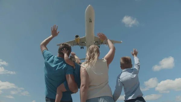 Du är välkommen. Familjen hälsar på flygplanet — Stockfoto