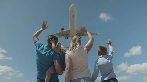 You are welcome. Family greeting the airplane — Stock Photo, Image