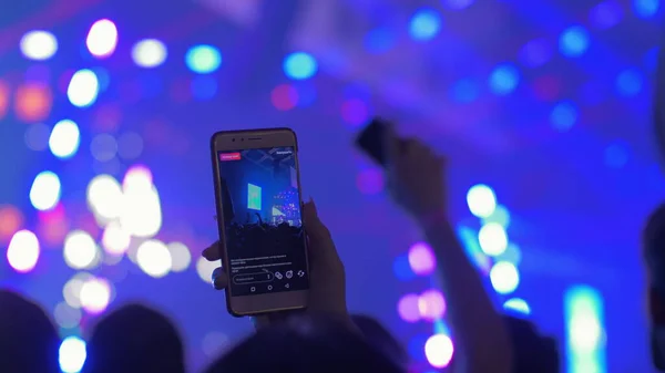 Video di registrazione del cellulare durante un concerto dal vivo — Foto Stock