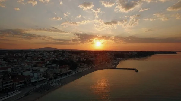 希腊Nea Kallikratia海滨旅游胜地的日出空中全景 — 图库照片