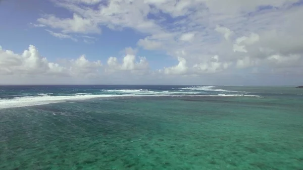 Voando sobre o Oceano Índico pela costa da Ilha Maurícia — Fotografia de Stock