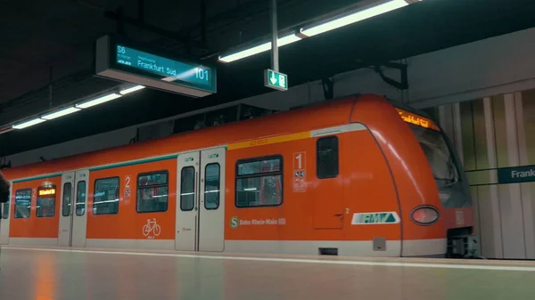 Treno che parte dalla stazione della metropolitana di Francoforte, Germania — Foto Stock
