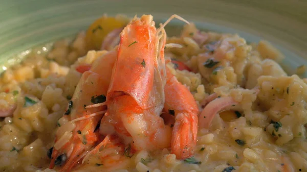 Comer risoto com lulas e camarões no restaurante de comida do mar — Fotografia de Stock