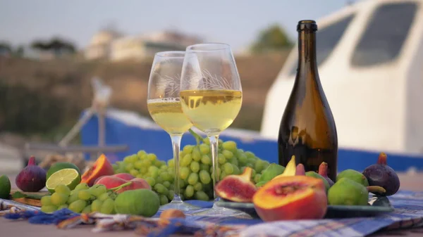 Tendo vinho e frutas frescas perto do mar — Fotografia de Stock