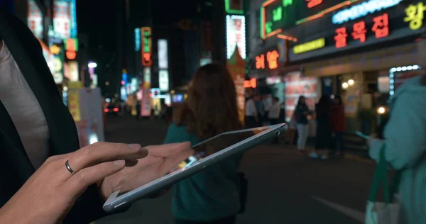 Mulher navegando na web no pad na noite Seul, Coréia do Sul — Fotografia de Stock