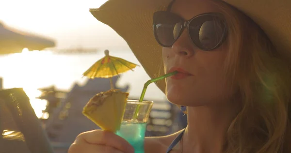 Kvinna i hatt och solglasögon Dricka cocktail — Stockfoto