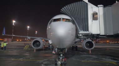 Uçak kontrolü ve uçuştan önce yakıt ikmali. Sheremetyevo Havaalanı, Moskova