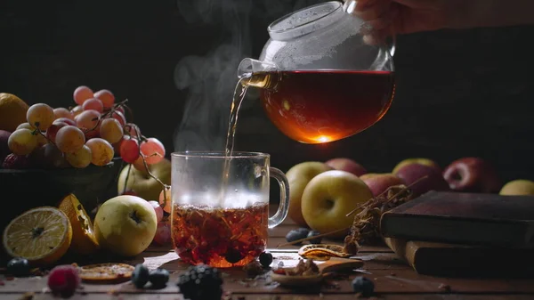 Heißer Tee mit Kräutern und Beeren zu Hause — Stockfoto