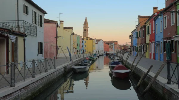 Quiet street with canal and coloured houses in Burano island, Italy — Stock Photo, Image