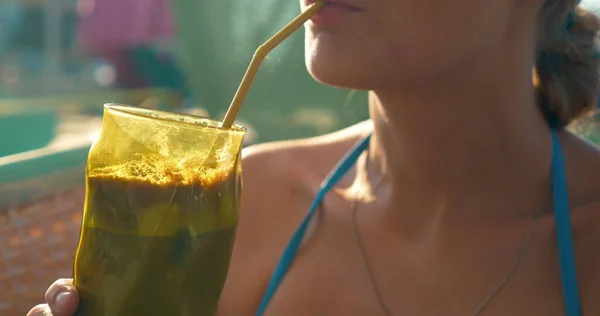 Mulher bebendo café gelado em dia quente — Fotografia de Stock