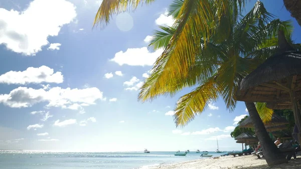 Tropical resort y tumbona vacía por océano — Foto de Stock