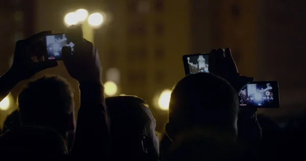 Em MSU, Moscou em um concerto Estamos juntos do grupo de música Kino um monte de pessoas grava vídeo em telefones celulares — Fotografia de Stock
