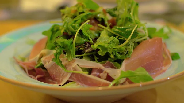 Comer con ensalada en el restaurante —  Fotos de Stock