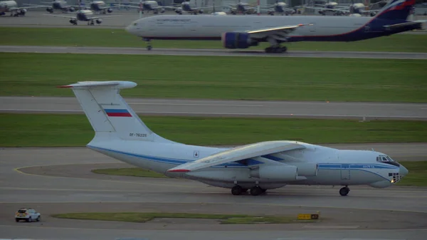 Il-76 porusza się na pasie startowym na lotnisku Sheremetyevo w Moskwie — Zdjęcie stockowe