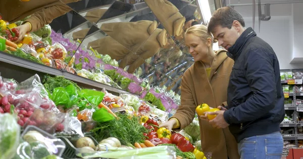 Uomo e donna che comprano verdure fresche al supermercato — Foto Stock