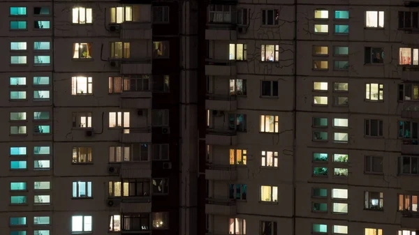 Tiro de lapso de tempo de edifícios e janelas iluminadas à noite — Fotografia de Stock