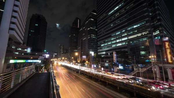 Timelapse van drukke auto verkeer in de nacht Bangkok, Thailand — Stockfoto