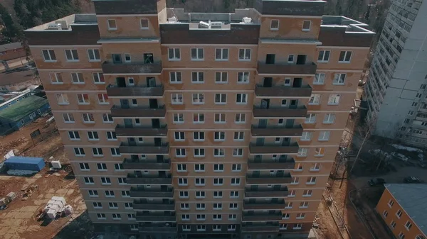 Vista aérea de novo bloco de apartamentos construídos em subúrbios, Rússia — Fotografia de Stock