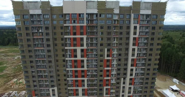 Aerial view of unfinished highrise apartment house in the suburbs, Russia — Stock Photo, Image