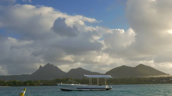 Mauricio paisaje con montañas, vista desde velero — Foto de Stock