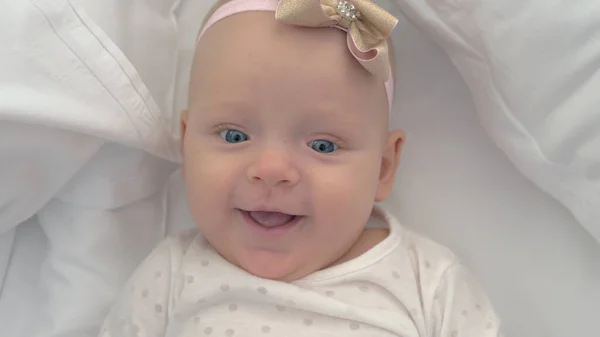 Retrato de niña sonriente de ojos azules de seis meses de edad —  Fotos de Stock