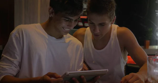 Dos amigos adolescentes con Tablet PC en la cafetería — Foto de Stock