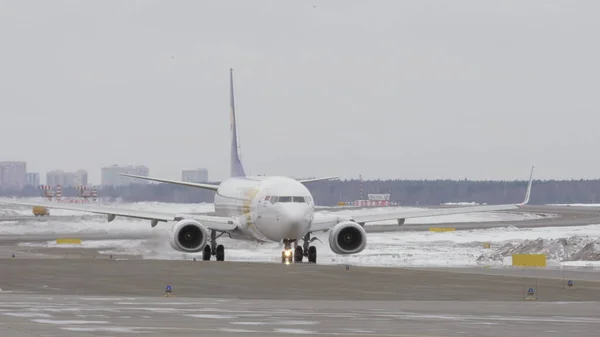 Boeing 737-800 Mongolian Airlines kołowania na pasie startowym, widok zimowy — Zdjęcie stockowe