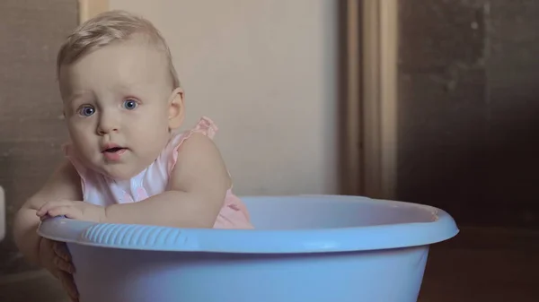 Cute baby girl in a round blue tub 2 — Stock Photo, Image