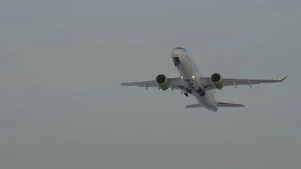 Aeronaves de airBaltic despegando y ascendiendo en el cielo — Foto de Stock