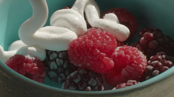 Raspberries with cream — Stock Photo, Image