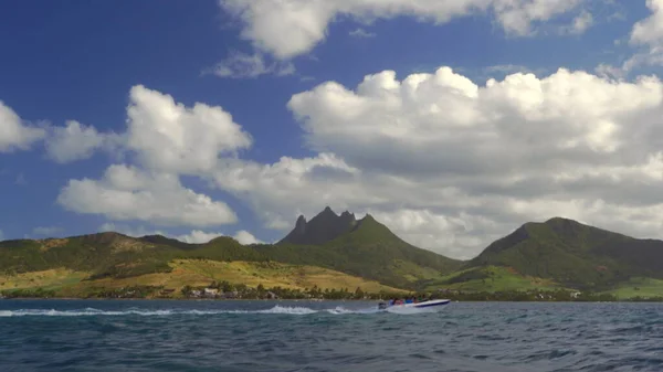 Widok na wybrzeże zielonej wyspy Mauritius z górami — Zdjęcie stockowe