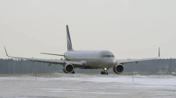 Airbus A321 pojíždění na Tarmacu na moskevském letišti, Rusko — Stock fotografie