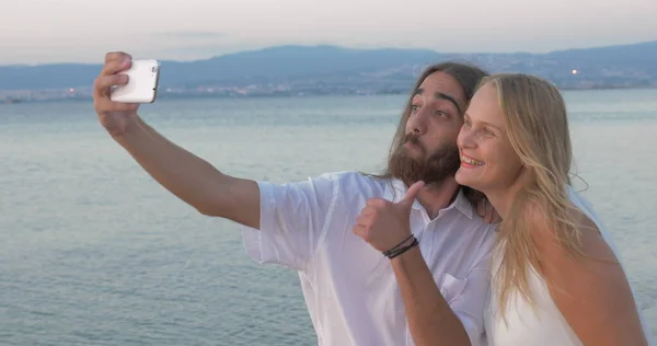 Amigos fazendo selfie feliz e positiva na praia — Fotografia de Stock