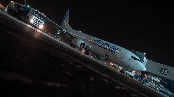 Timelapse z dopravy a Flydubai letadlo nástup v noci — Stock fotografie