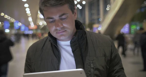 Jongeman werkt met touchpad op de luchthaven — Stockfoto