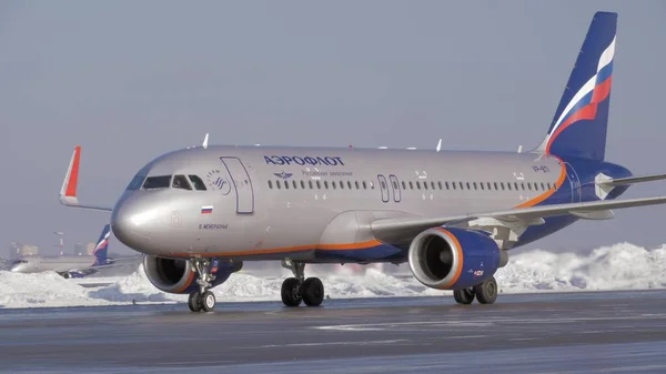 Samolot Aeroflot Airbus A320 na asfalcie na lotnisku, widok zimowy — Zdjęcie stockowe