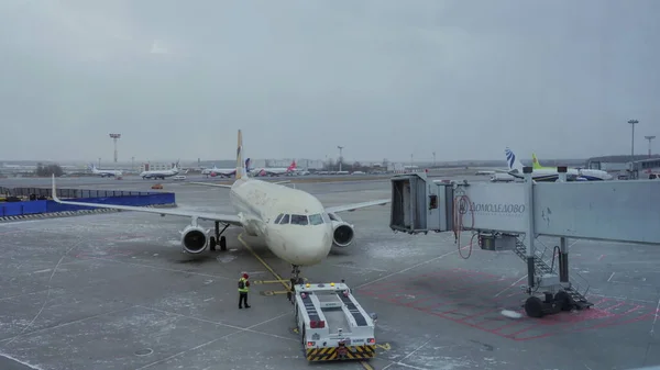 Timelapse lotnisku Domodiedowo widać samoloty i take-off area, ruch pojazdów — Zdjęcie stockowe