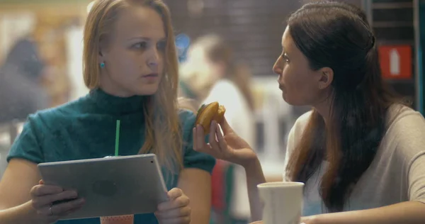 En god vän som delar god kaka på caféet — Stockfoto