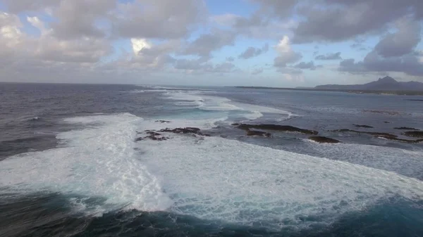 印度洋泡沫般的海浪，鸟瞰 — 图库照片