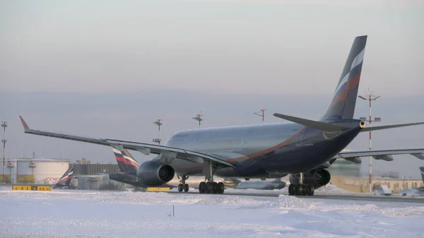 Aeroflot αεροσκάφος A330 τροχοδρόμηση στο αεροδρόμιο της Μόσχας, θέα το χειμώνα — Φωτογραφία Αρχείου