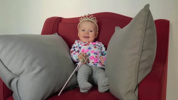 Niña usando una corona de princesa —  Fotos de Stock