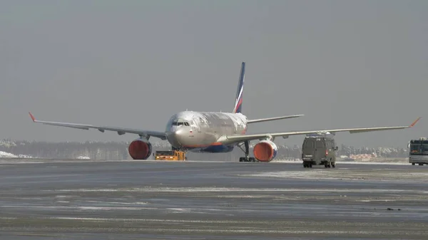 Holownik holowniczy z pokrytym lodem samolotem Aeroflot, Rosja — Zdjęcie stockowe