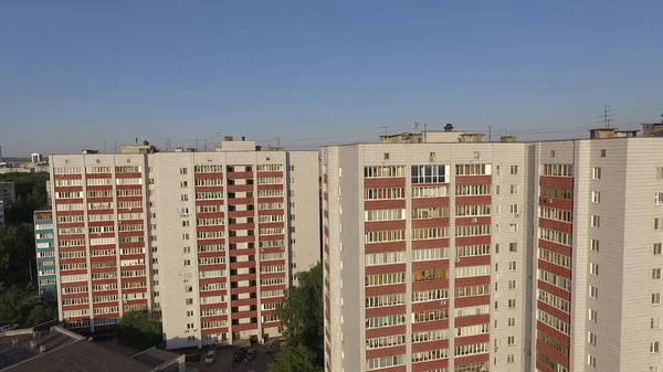 Una vista aérea de tres edificios de varios pisos de aspecto similar —  Fotos de Stock