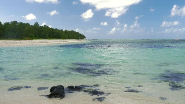 Zalesiona linia brzegowa i błękitna laguna, Mauritius — Zdjęcie stockowe