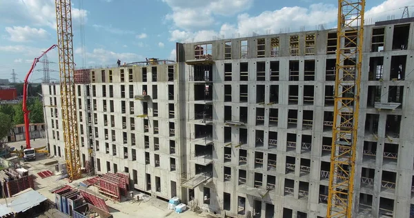 Een verticale inspectie van een gebouw met meerdere verdiepingen in aanbouw — Stockfoto